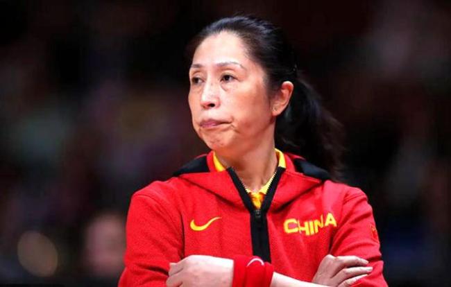 杨毅回应女篮解说言论 力挺郑薇教练，共渡难关向冠军冲刺