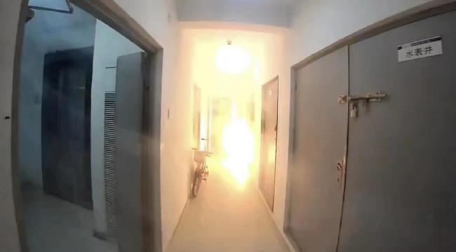 男子带电池进电梯遭遇爆燃 安全警示再敲响