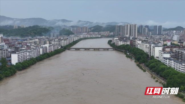 湖南永兴县紧急转移4500多名群众 洪峰过境现温情救援