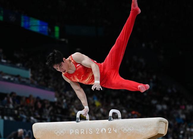 邹敬园双杠16.000分 稳扎稳打，中国体操男队剑指团体金牌