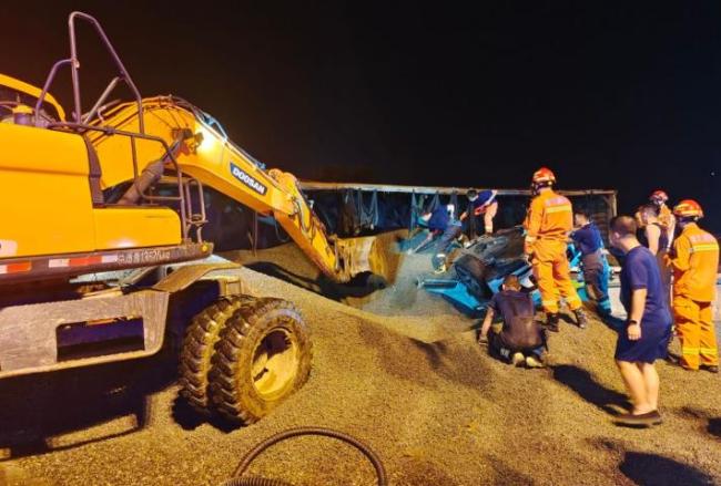 与货车发生事故后轿车被砂石埋压 北京消防与时间赛跑成功将被困三人救出