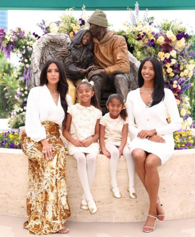 瓦妮莎携女儿与科比Gigi雕像合影