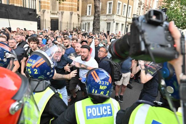 英国爆发反对移民示威骚乱 多地冲突频发，警方强力应对