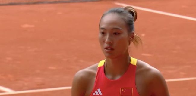 郑钦文身披五星红旗庆祝 中国网球新里程碑