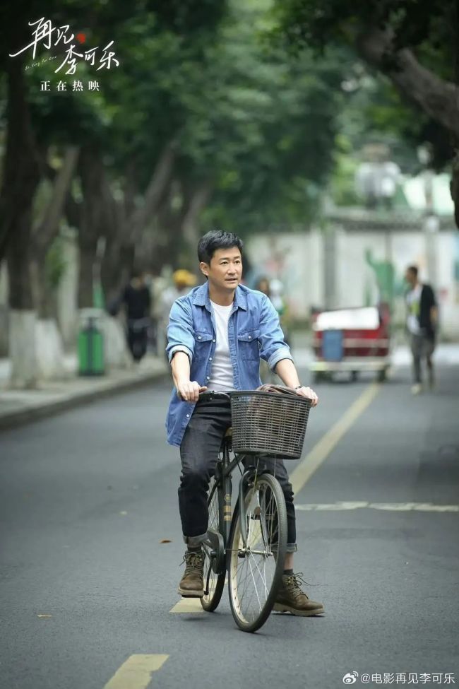 王宝强在百花奖后台和老艺术家合影