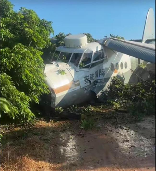 海南一小飞机坠落 无伤亡