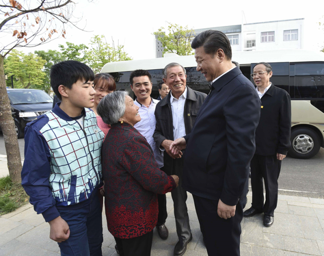 2016年4月25日，习近平在安徽省滁州市凤阳县小岗村打听夙昔大包干带头东谈主严金昌（右三）一家。