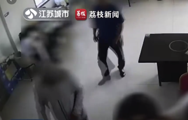 偶遇朋友邀其聚餐，饮酒后朋友骑车撞树身亡，男子遭索赔62万元，法院：赔31万余元