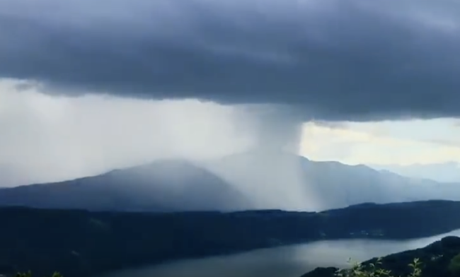 延时记录局部强降雨震撼画面 自然之力与城市韧性考验