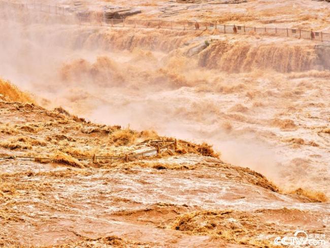 陕西延安：黄河壶口瀑布现水岸齐平景观