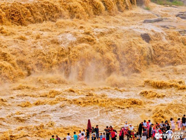 陕西延安：黄河壶口瀑布现水岸齐平景观