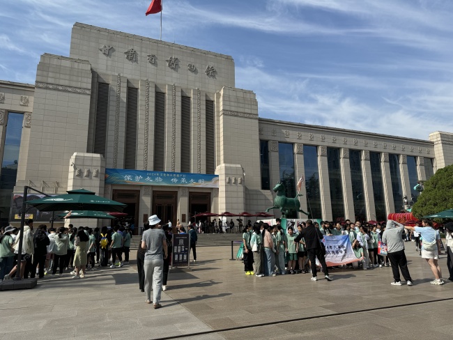 起底研学游 暑期研学游被吐槽：6万元境外游学团孩子们“坐在路边玩手机”