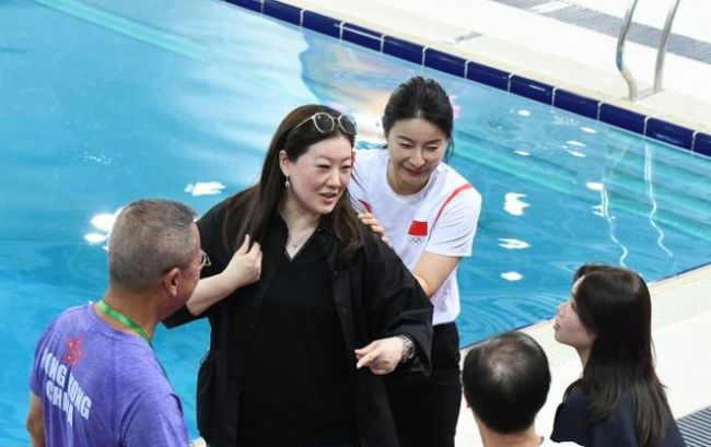 郭晶晶遇到伏明霞秒变小妹妹 师姐妹同框引回忆杀