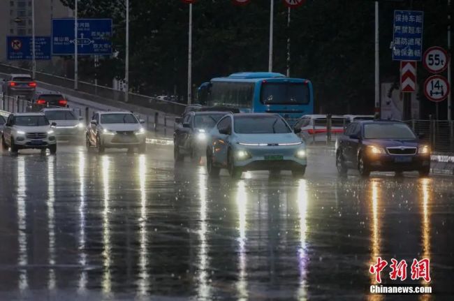 青海突发泥石流 多地停课停运