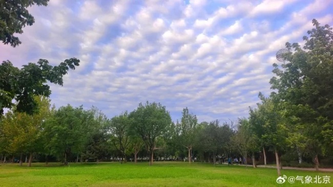 今天北京的天，惊艳了所有人！然而，雨马上来了…… 秋凉将至，带伞出行