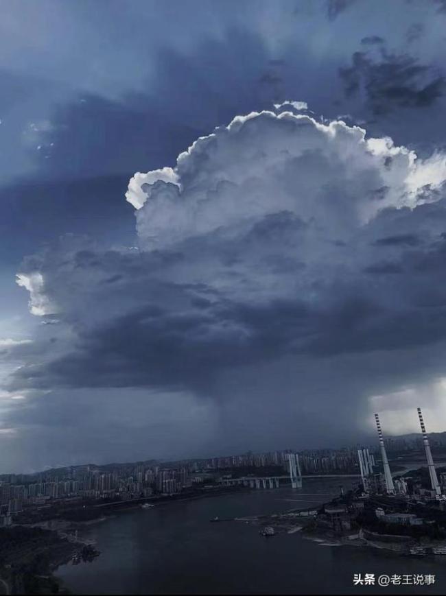 重庆垫江遭狂风暴雨 屋顶被吹飞 人工降雨变灾难片