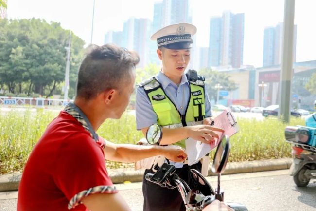 女子骑车未戴头盔被“小交警”喊话 安全头盔的重要性再强调