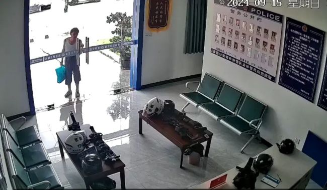 老人拾荒时发现6根金条主动上交 拾金不昧显美德