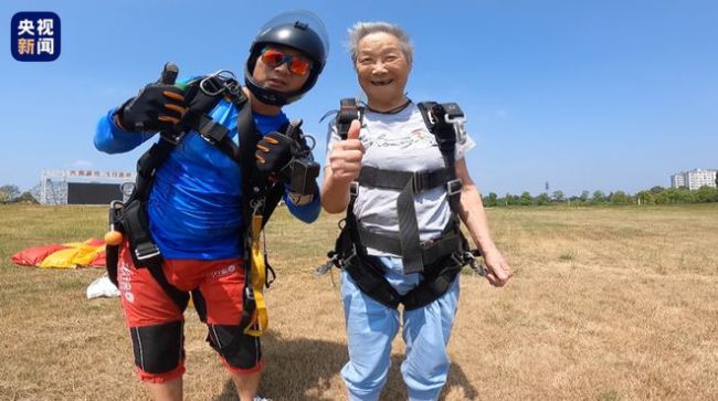 70岁奶奶体验无人驾驶载人飞机 耄耋之年，勇敢飞翔