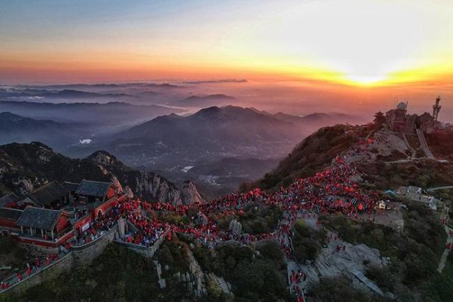 泰山山顶红霞满天红旗飘扬 共祝祖国繁荣昌盛