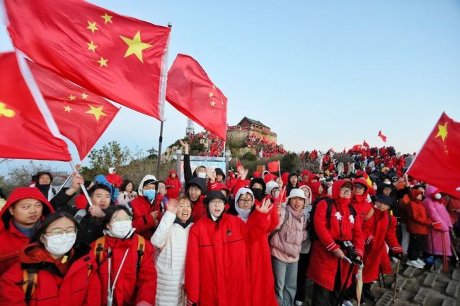 泰山之巔飄揚中國紅 遊客跟唱國歌祝福祖國