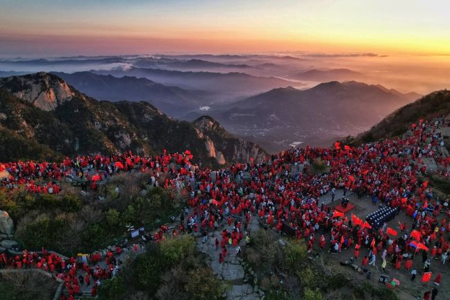 泰山之巅飘扬中国红 游客跟唱国歌祝福祖国