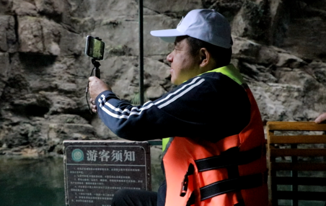 湖北竹山县武陵峡景区迎客流高峰 黄金周旅游热力十足