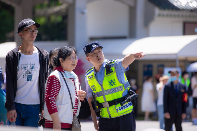 民警化身导游帮助迷路游客 武汉警方暖心守护国庆旅游平安