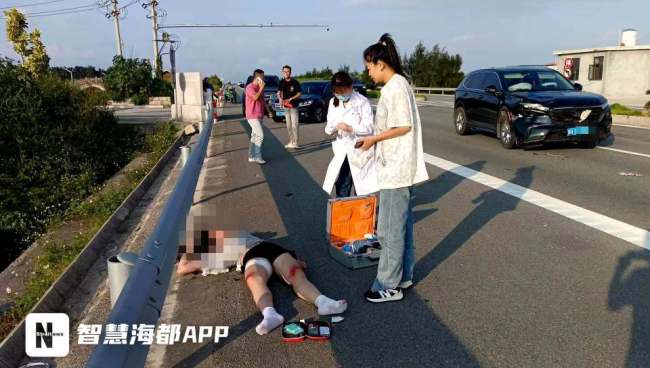 窄路弯道处电动车与轿车剐蹭坠沟 路人齐救助