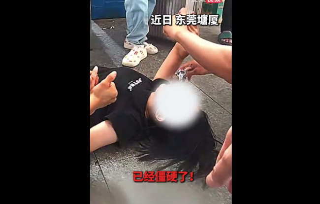 女子突发疾病 民警化身“奶爸”守护母子三人