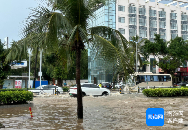 三亚熏陶局酬劳让家长暴雨天接娃 暴雨红色预警后弥留停课