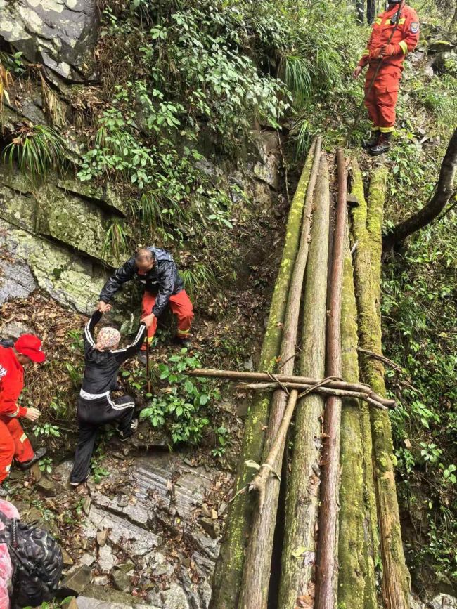 5名驴友不听劝阻进入未经开发山区 深夜失联引发紧急救援