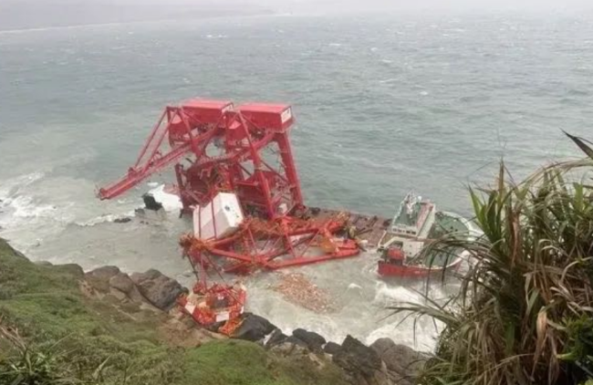 大陆货轮台湾野柳搁浅恐有漏油危机 两岸救援显温情