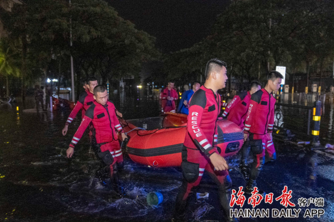 琼海转移群众超1200人 夜以继日开展救援