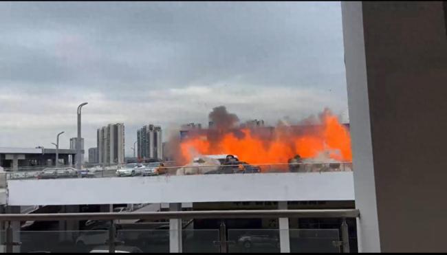 广东一餐厅爆炸掀翻汽车？系拍港片