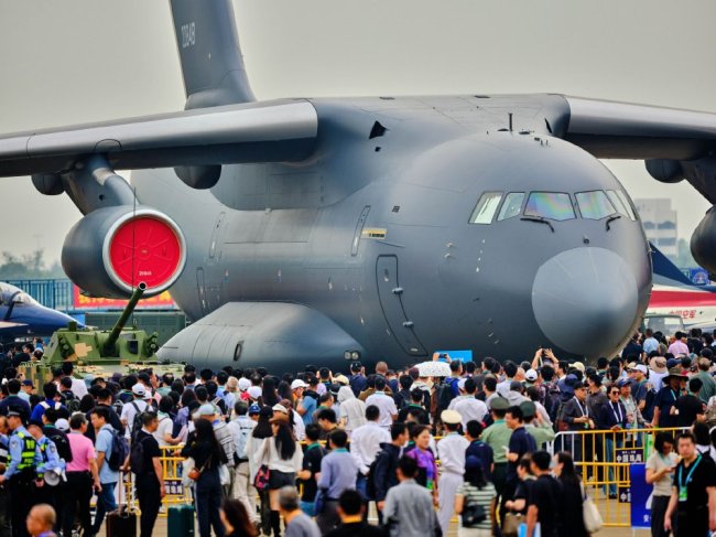 2024年11月13日，广东珠海，第十五届中国航展第二日，尽管遭遇阴雨天气，但依然是客商云集、场面火爆。