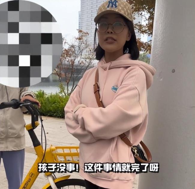 女儿撞人妈妈拒道歉：她还是个孩子，家长态度引争议