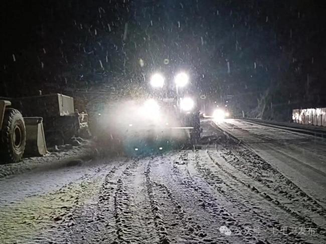 兰州迎来今冬首场降雪 公路部门迅速行动保畅通