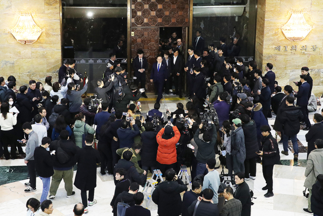 韩国戒严现场：在韩国华人半夜能听到直升机声