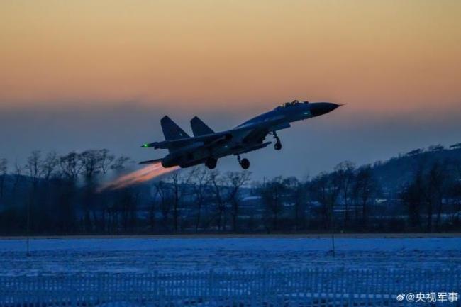 戰(zhàn)鷹列陣！空軍戰(zhàn)機與雪山絕美同框