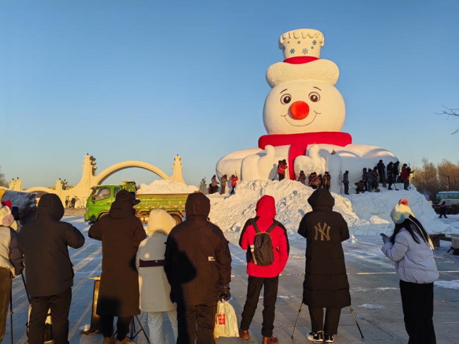 超出片！太阳岛超大雪人惊艳亮相“尔滨”打卡地