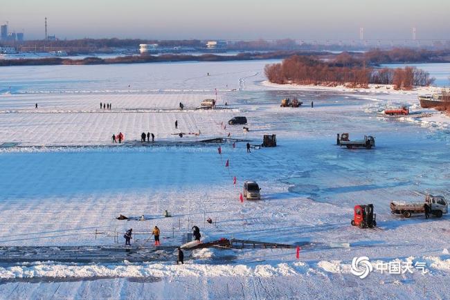 哈尔滨启动采冰建造冰雪景不雅