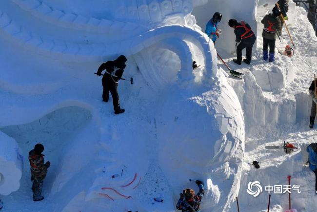 哈尔滨开始采冰建造冰雪景观