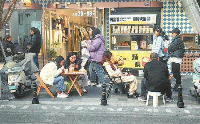     游客市民打卡玉林片区的餐饮店铺