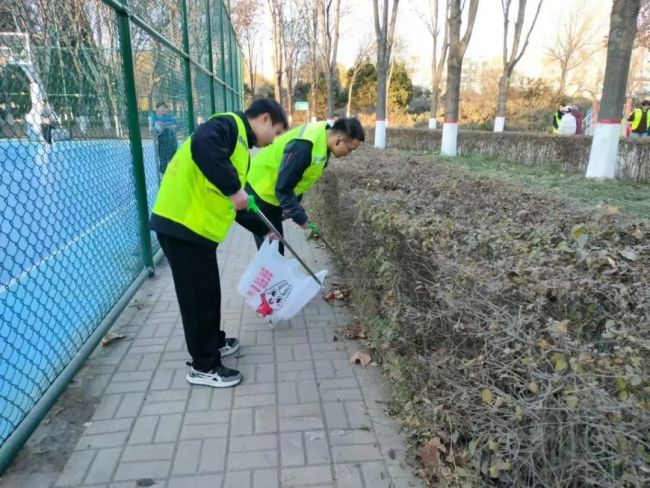 1个人带动5000人义务捡垃圾