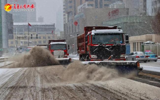 雪中清雪、边下边清……乌鲁木齐扫雪大军震撼出击