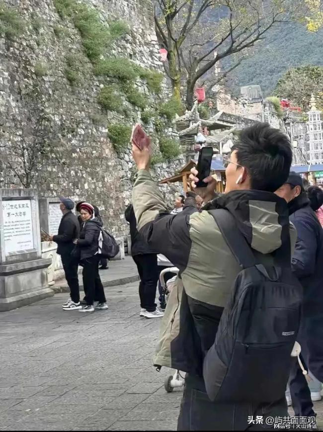 老东谈主在大理古城门上撒钱 旅客劫掠 事件激发平常眷注