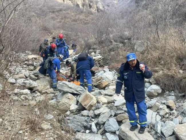 北京一男子爬野山大腿骨摔骨折 救援队员都惊了