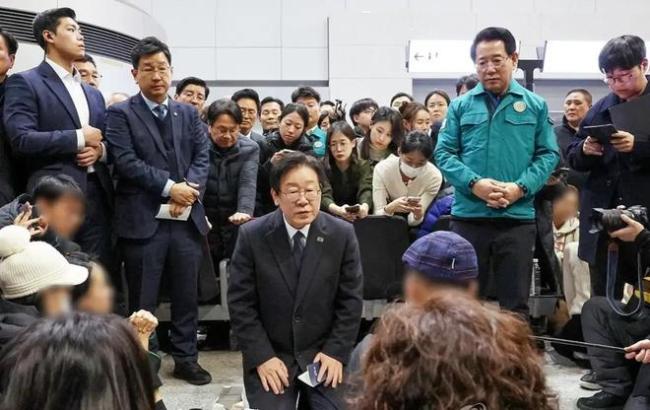 李在明跪下慰问韩国空难遇难者家属 体察民情安抚民心