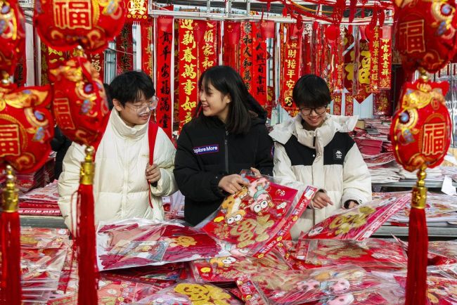 喜庆氛围浓厚 新年饰品俏销